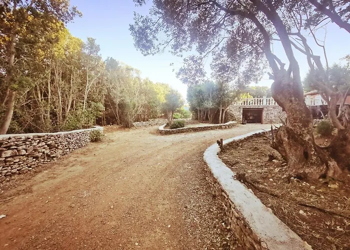 140 M2 Avec Piscine, Parc Privatif 5000m2 A Bonifacio-porto Vecchio