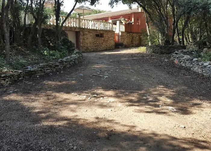 140 M2 Avec Piscine, Parc Privatif 5000m2 A Bonifacio-porto Vecchio *