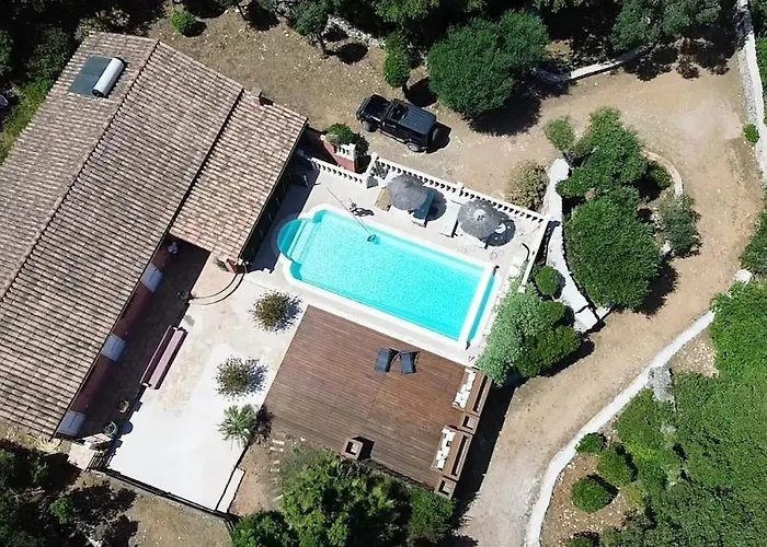 Villa 140 M2 Avec Piscine, Parc Privatif 5000m2 A Bonifacio-porto Vecchio *