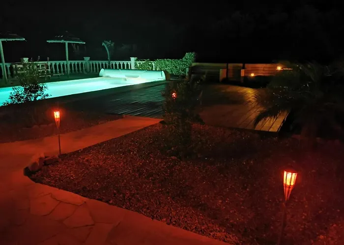 Villa 140 M2 Avec Piscine, Parc Privatif 5000m2 A Bonifacio-porto Vecchio *