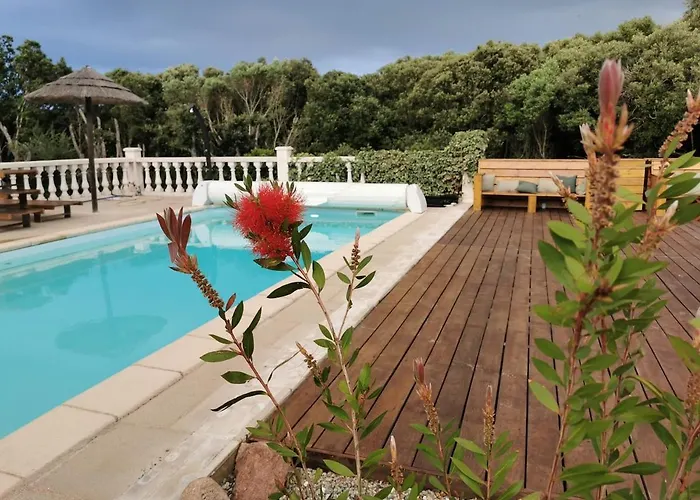 140 M2 Avec Piscine, Parc Privatif 5000m2 A Bonifacio-porto Vecchio *